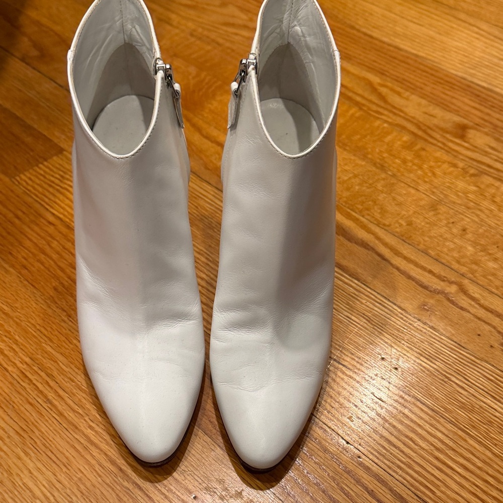 Manolo Blahnik White Ankle Booties size 38.5 US size 8
